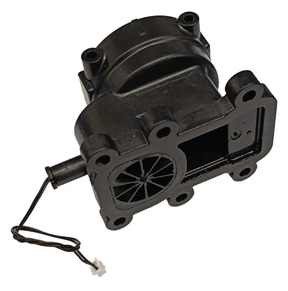 Anschlussblock von Syr mit integrierter Turbine, geeignet für die NeoSoft 2500 Connect. Das Produkt ist schwarz mit Anschlusskabel.